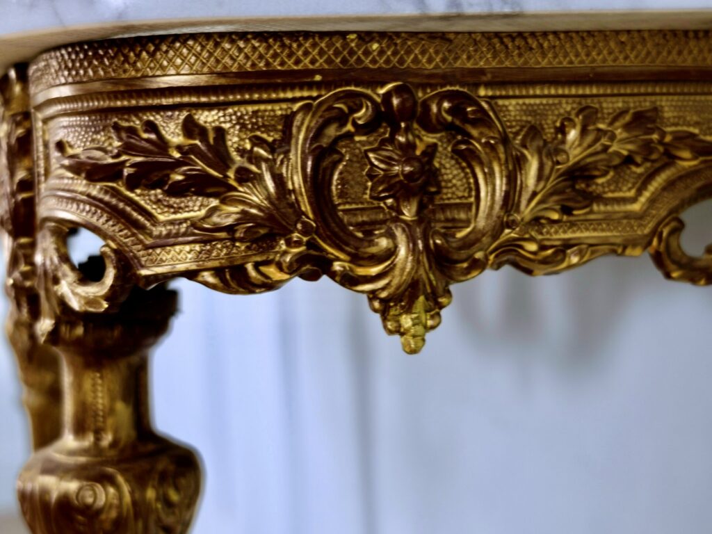 Антикварна консоль у стилі Людовика XVI