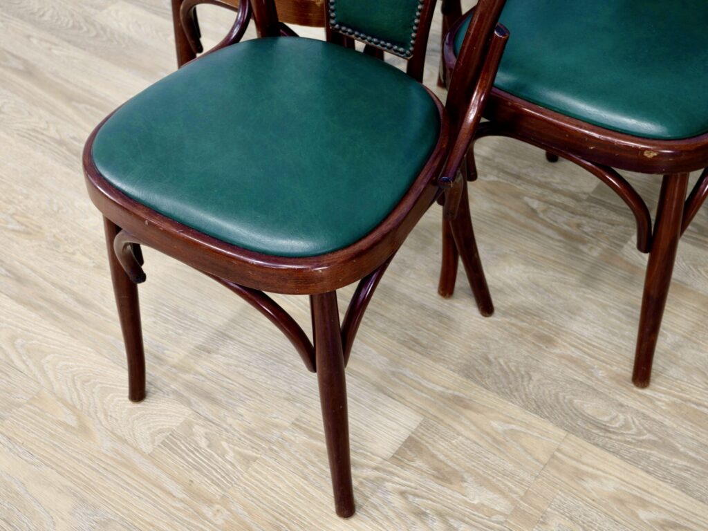 Антикварні стільці в стилі Thonet
