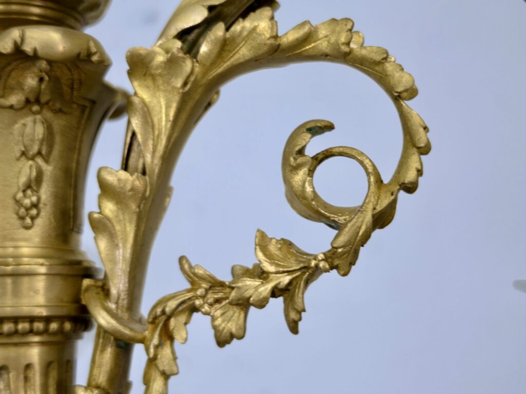 Антикварна люстра в стилі Людовика XVI